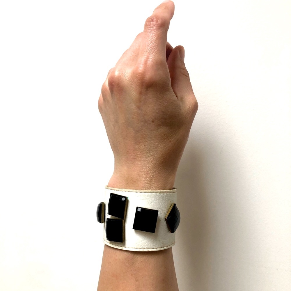 Rock n’ Roll Glam 🖤 Comfortable cuff with black stones
